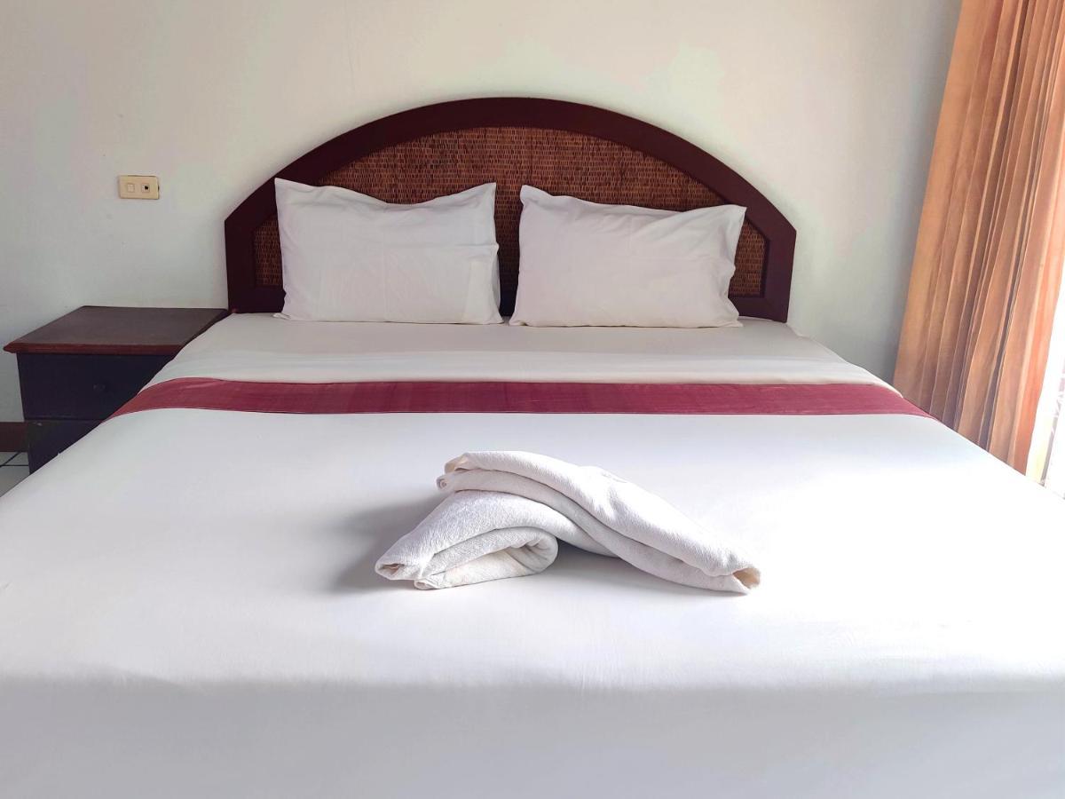 Thong Paeka Hotel Praszat Kültér fotó