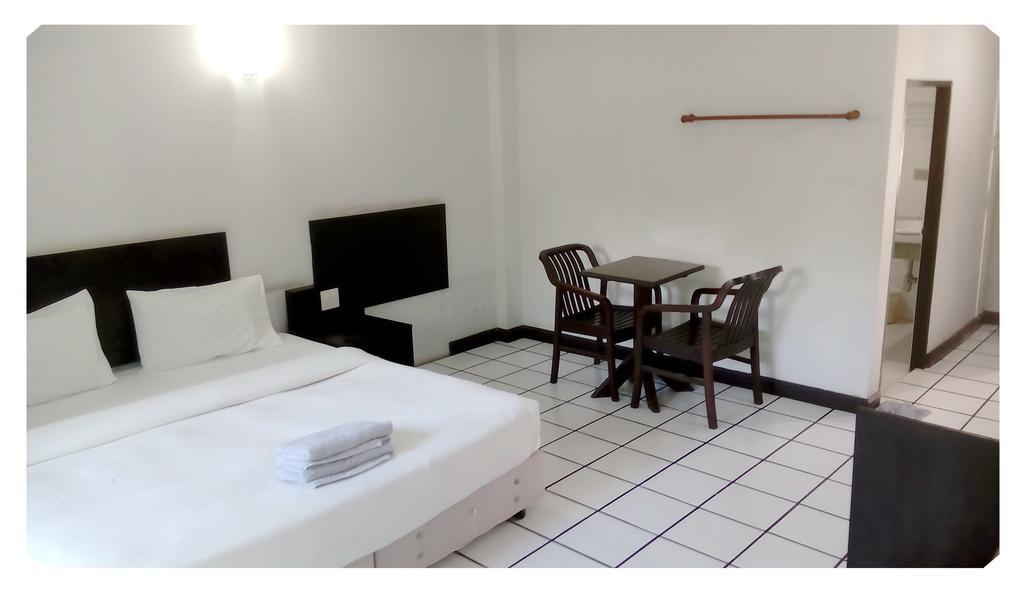 Thong Paeka Hotel Praszat Szoba fotó