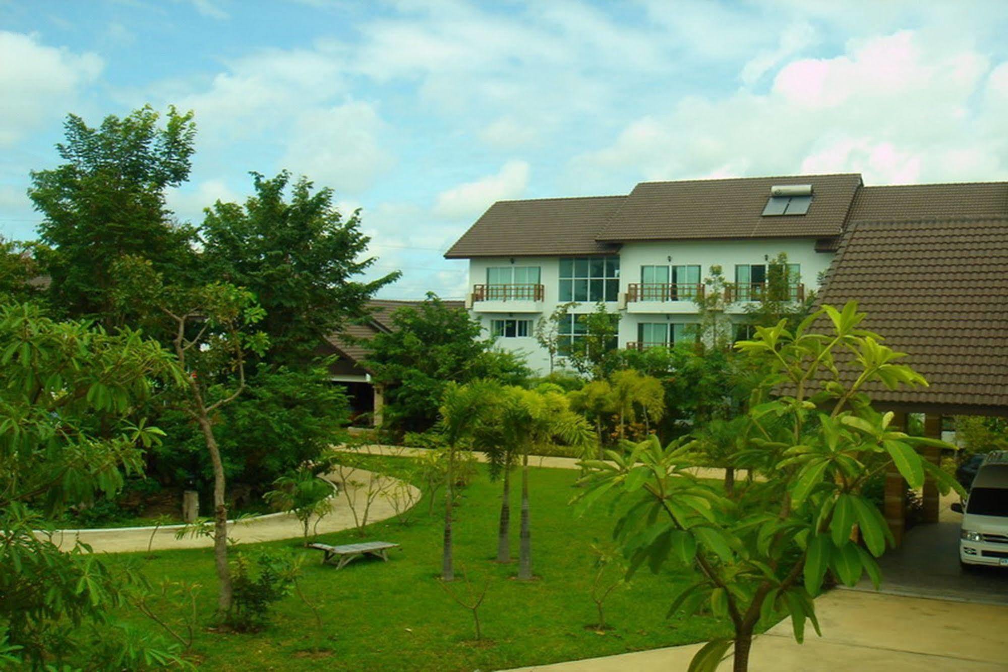 Thong Paeka Hotel Praszat Kültér fotó